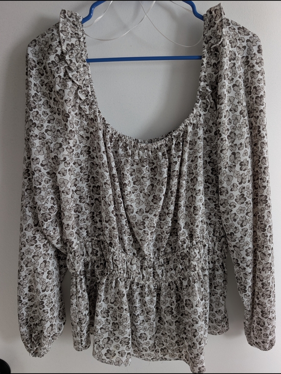 Tops - Light Floral Peplum Blouse in Gray And White
